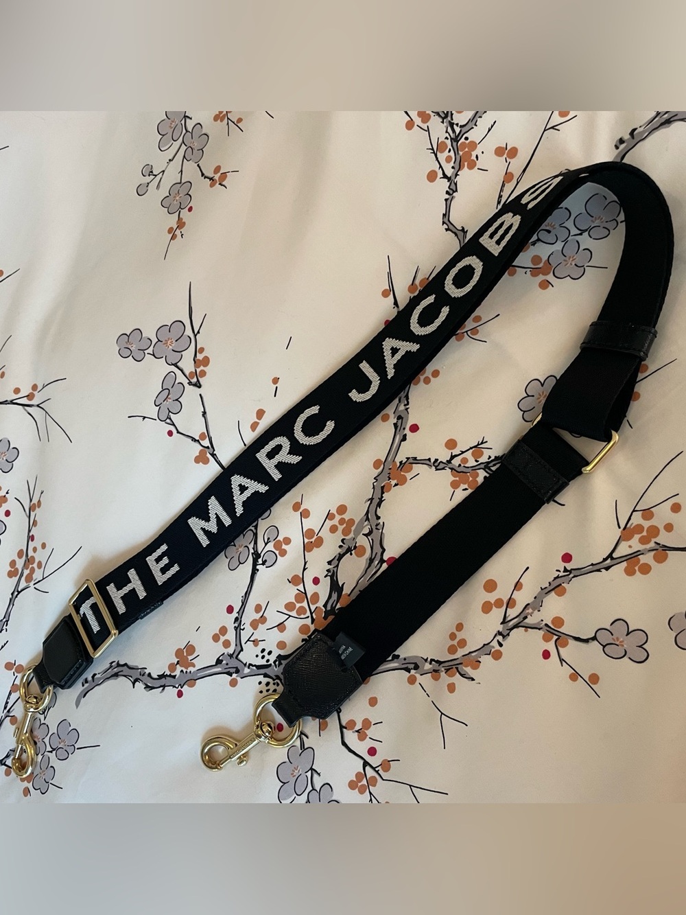 Marc Jacobs Black 'The Tote Bag' Messenger Tote Medium with Extra Logo Strap - Picture 13 of 16